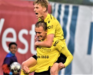 På herrelaget blei prisen delt ut til Steffen Kvamsdal. Her feirer han sammen med midtbanekollega, Kristian Halvorsen, etter at Steffen skåra i derbyet mot Lysekloster (Foto: Trond Gausemel, Hordalandsfotball)