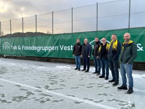 Fra høyre: Robert Solberg Daglig leder Tak & Fasadegruppen Vest AS, Eirik Hjørnevik Daglig leder Os Blikk & Fasade AS, Morten Folkmann Daglig leder Solcelleexperten AS, Sverre Johan Fløysand Daglig leder Tak-Vest AS, Bjarte Aarvik Aarvik Byggmester, Tore Sælen Daglig leder Johs Sælen & sønn AS