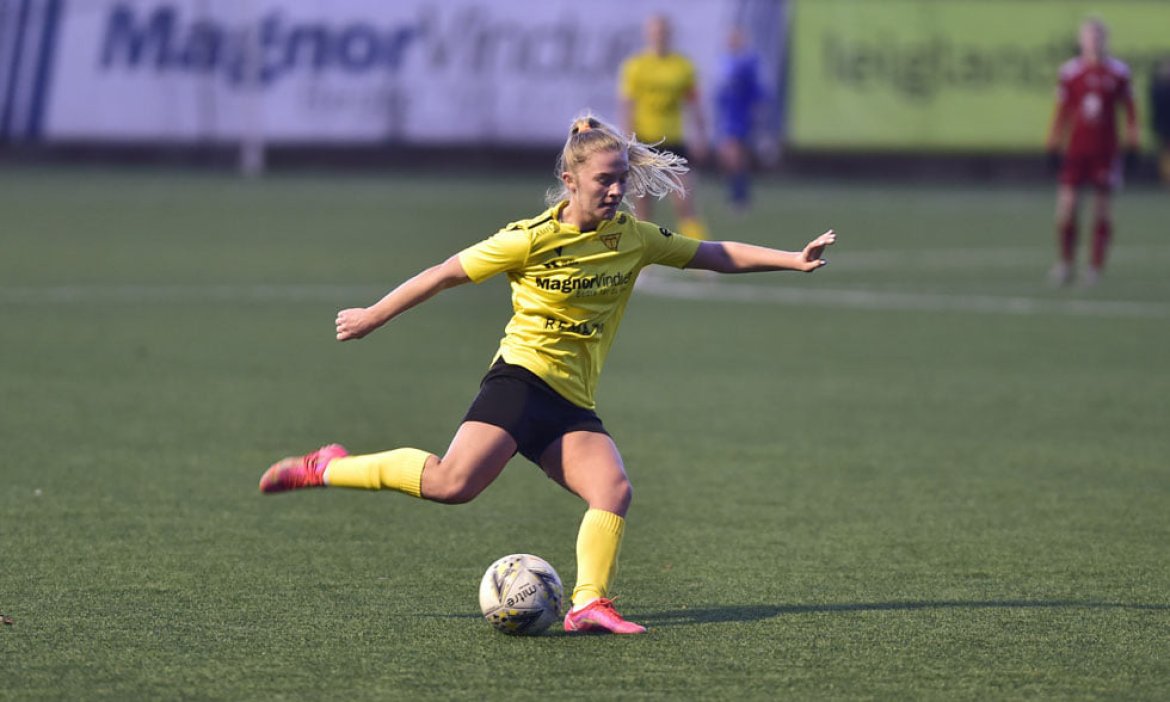 Gjertrud Toppe Håvardstun blei kåra til årets mest fremgangsrike spelar for damelaget i 2021. Her i aksjon i opprykkskampen mot Vidar på Kuventræ (Foto: Hordalandsfotball).