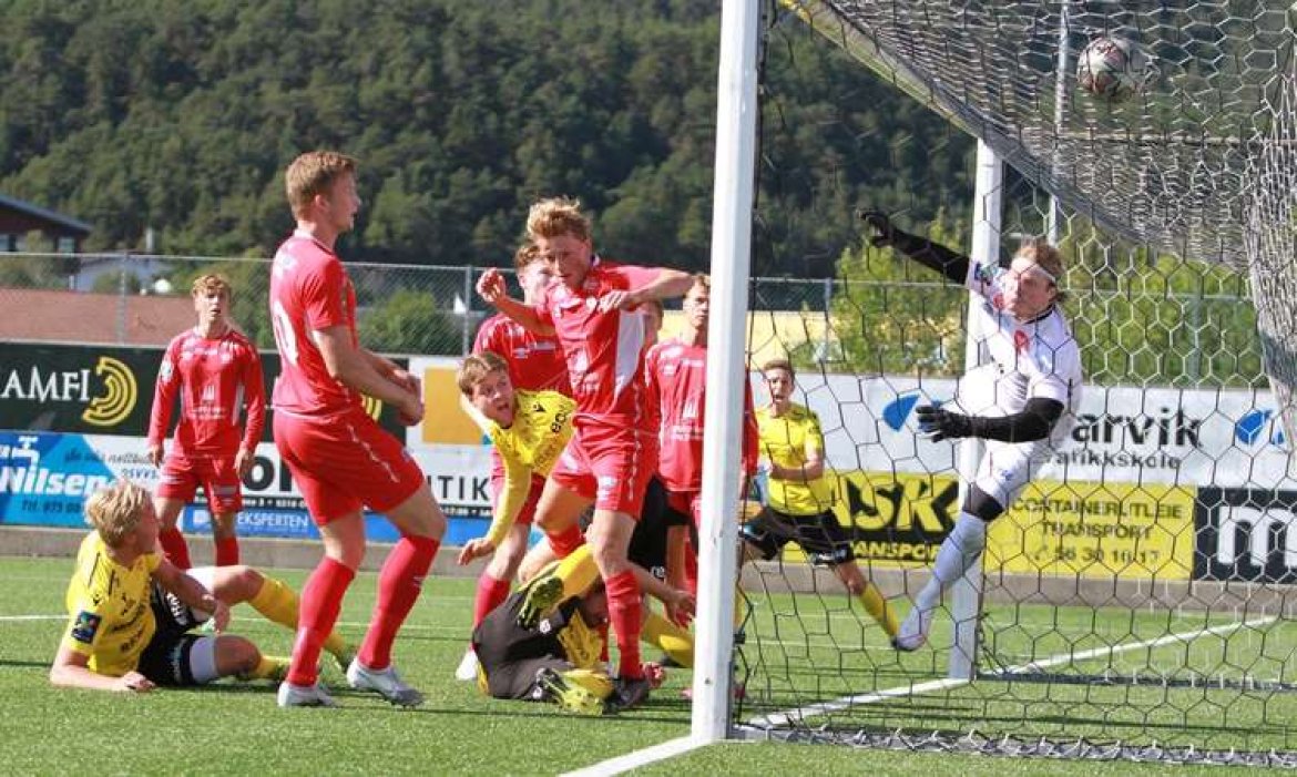 Midtstopper Carl William Lafquist-Lygre viser stor vilje både når han forsvarar eige mål, og som her - når han kriga inn sin fyrste nettkjenning for Os (Foto: Kjetil Vasby Bruarøy, Midtsiden)