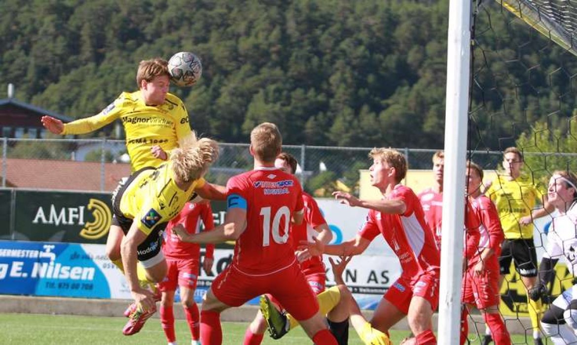 Midtstopper Carl William Lafquist-Lygre viser stor vilje både når han forsvarar eige mål, og som her - når han kriga inn sin fyrste nettkjenning for Os (Foto: Kjetil Vasby Bruarøy, Midtsiden)