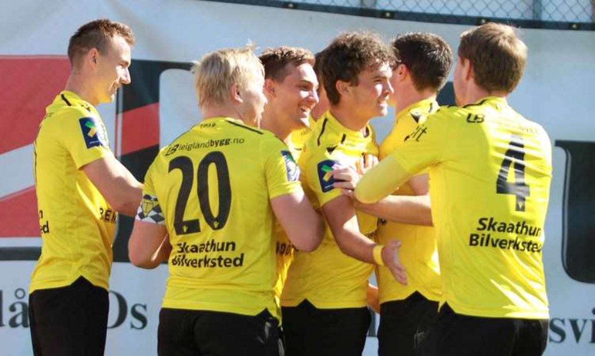 Jubel for tidlig leiarmål (Foto: Kjetil Vasby Bruarøy, Midtsiden)