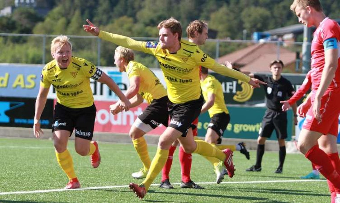 Midtstopper Carl William Lafquist-Lygre viser stor vilje både når han forsvarar eige mål, og som her - når han kriga inn sin fyrste nettkjenning for Os (Foto: Kjetil Vasby Bruarøy, Midtsiden)