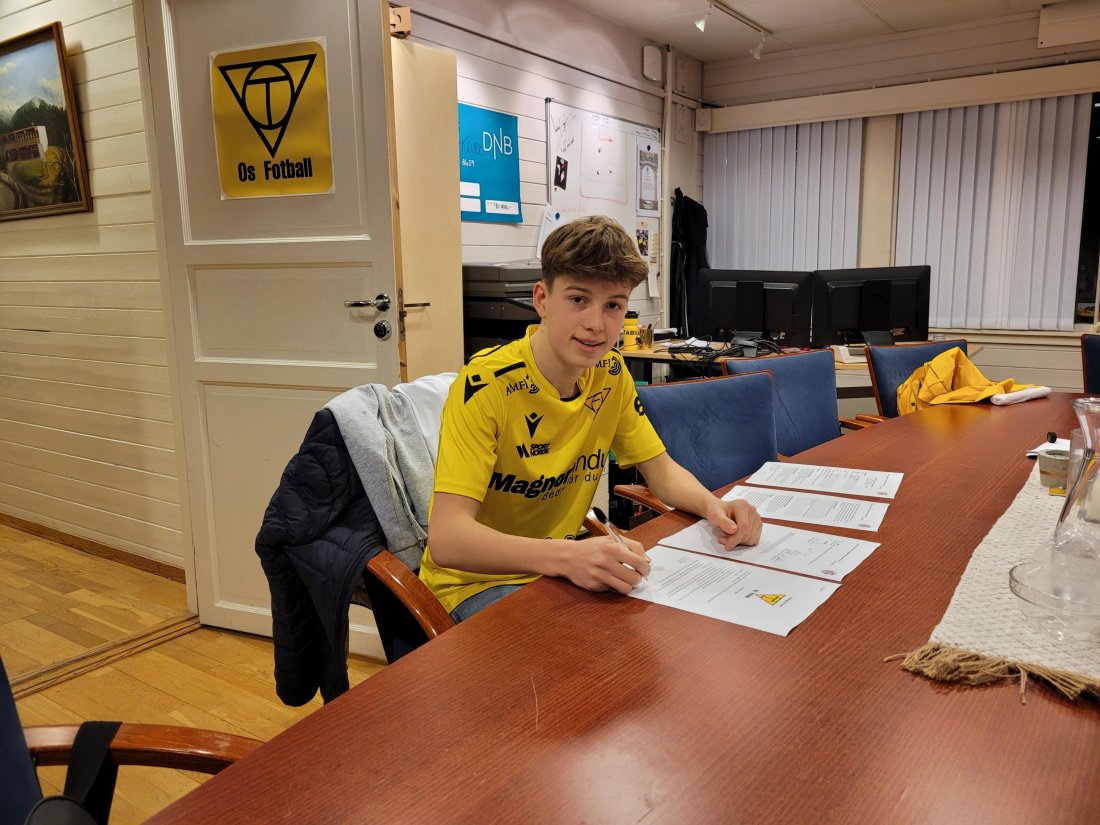 Sebastian Plätzer signerer sin fyrste a-kontrakt
