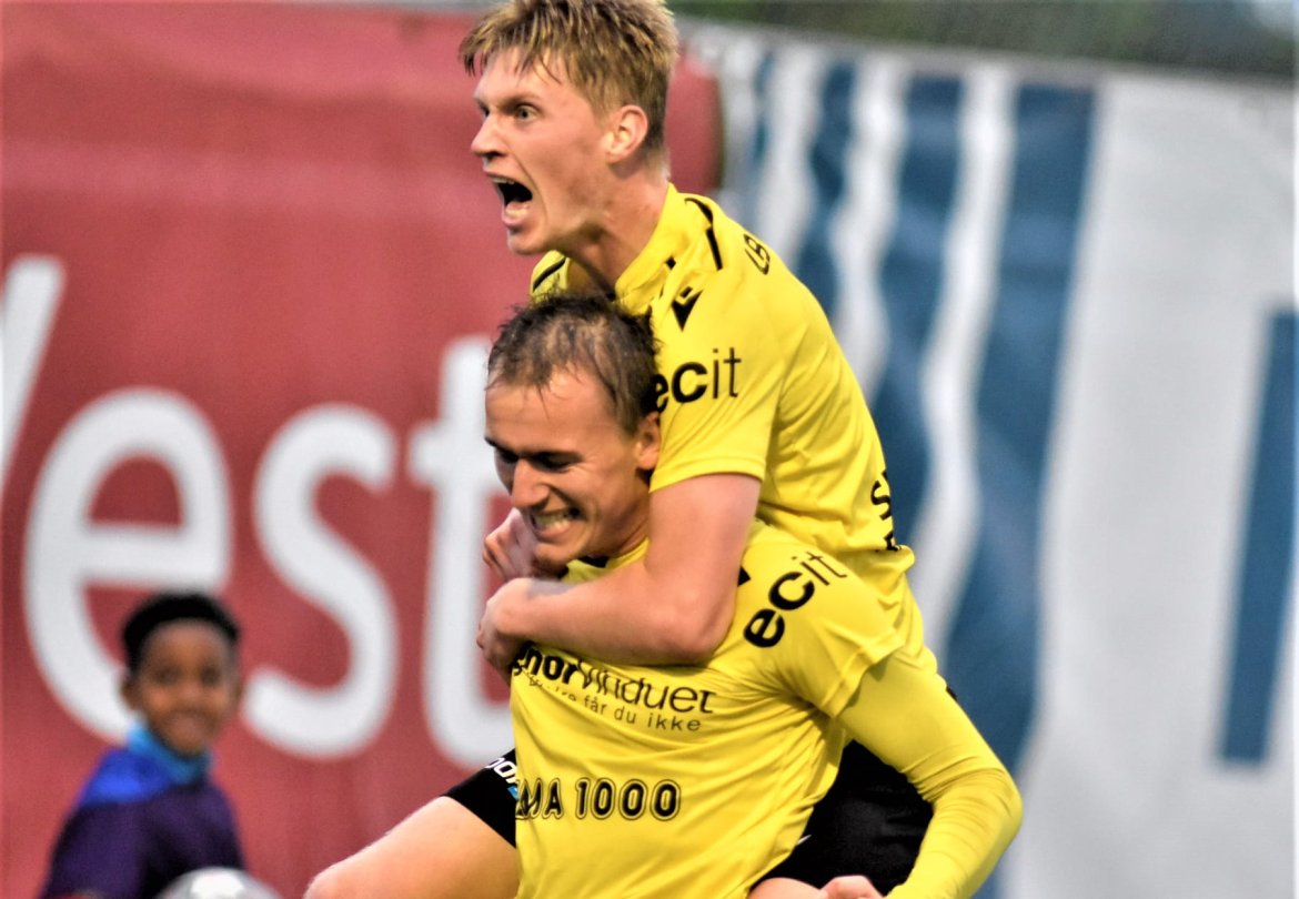 På herrelaget blei prisen delt ut til Steffen Kvamsdal. Her feirer han sammen med midtbanekollega, Kristian Halvorsen, etter at Steffen skåra i derbyet mot Lysekloster (Foto: Trond Gausemel, Hordalandsfotball)