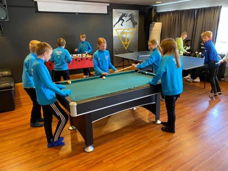 Leik og sosialt samvær før trening - bordtennis, biljard, fotballspel og mykje anna gøy!