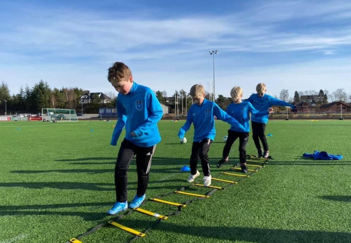 I treningsarbeidet er me i tillegg til å utvikle balllerdigheter, oppteken av å utvikle bevegelseskompetansen. 