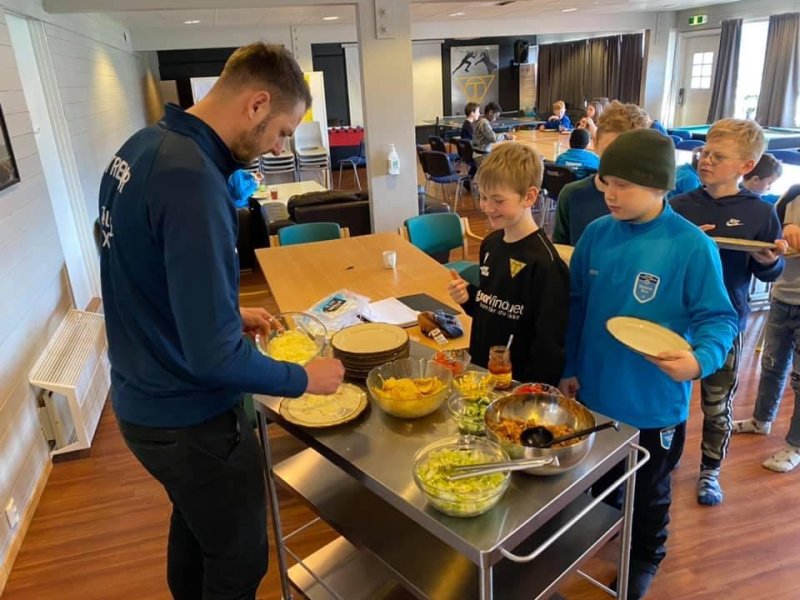 Deltakarane får mat før og eit restitusjonsmåltid etter trening. I ny og ned er det taco som er på menyen - det er alltid ein slager!