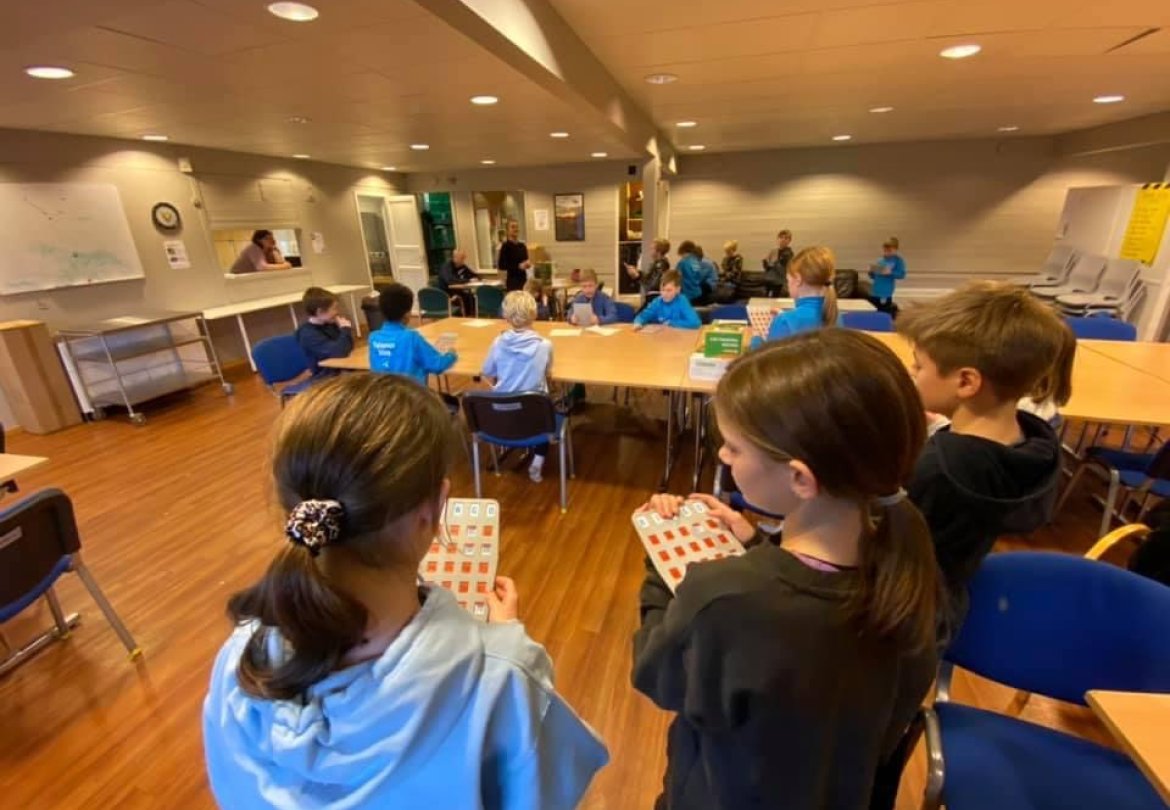 Med jamne mellomrom er det stor spenning med bingo og anna moro før trening!